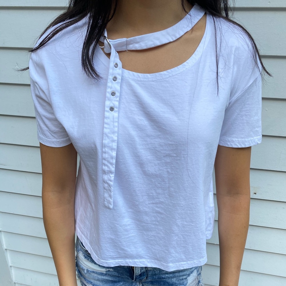 Tee with cool choker